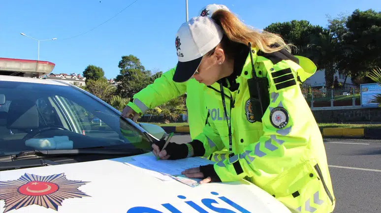 Trafik cezalarında yeni dönem: Hız sınırını aşana ehliyete el koyma ve ağır para cezaları