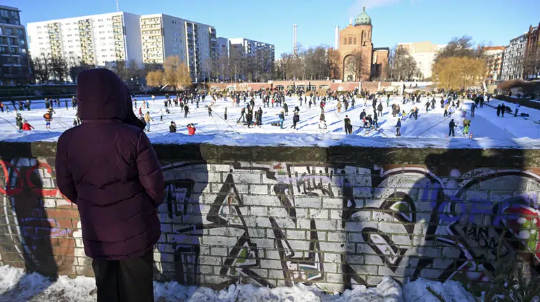 Berlin dondu, Engelbecken Parkı doğal bir buz pistine dönüştü