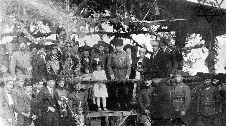 Atatürk'ün "soyağacı" ve az bilinen fotoğrafları tek albümde toplandı