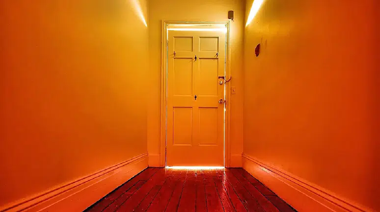 Kapıdan geçince neden ne yapacağını unutuyorsun? Bilim insanları “kapı eşiği etkisi”ni açıkladı