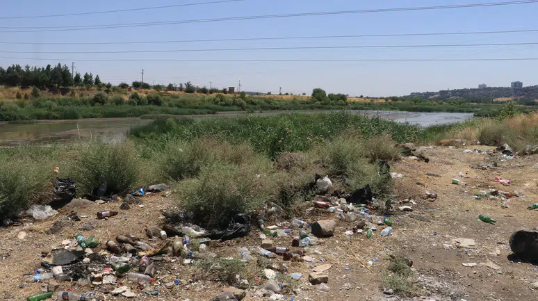Dicle kıyısında bırakılan atıklar için tehlike uyarısı