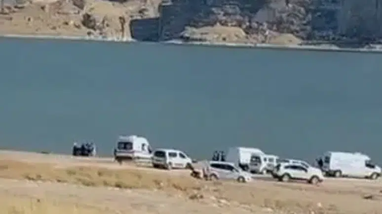 Hasankeyf’te baraj gölü kenarında kişisel eşyalar bulundu
