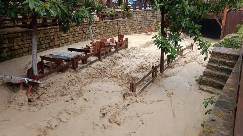 Samandağ'da kabus dolu sabah: Sağanak yağış dereleri taşırdı