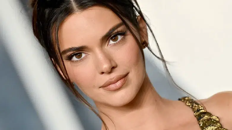 Kendall Jenner, Paris Moda Haftası’nda transparan elbisesiyle büyüledi