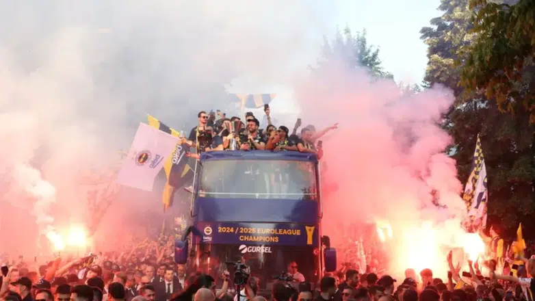 Fenerbahçe Beko, EuroLeague şampiyonluğunu Bağdat Caddesi’nde kutladı: Sarı-lacivert coşku!