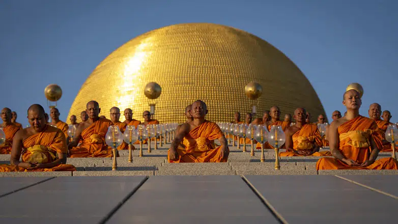 Tayland'da Makha Bucha coşkusu: Binlerce Budist tapınaklara akın etti