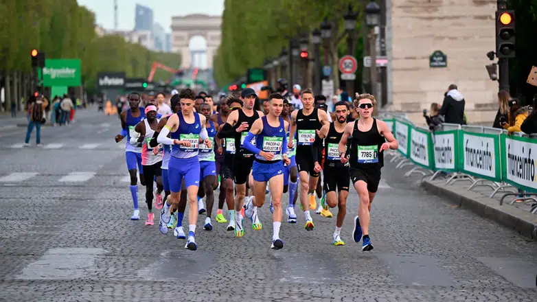 Paris sokaklarında maraton heyecanı: 49. kez start verildi