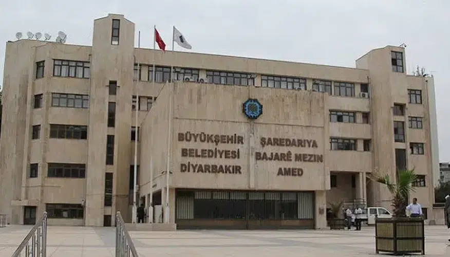 Diyarbakır Büyükşehir Belediyesi’nde eş başkan değişti: Emin Ay göreve getirildi