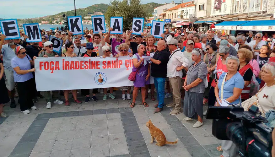 Foça'da Saniye Bora Fıçı'ya kırmızı kartlı protesto: Oylarımızı alıp irademizi saraya teslim etti