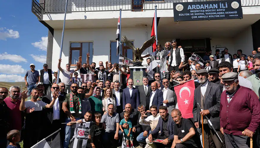 Serdal Adalı, Ardahan'ın Beşiktaş köyünde kartal heykeli açtı