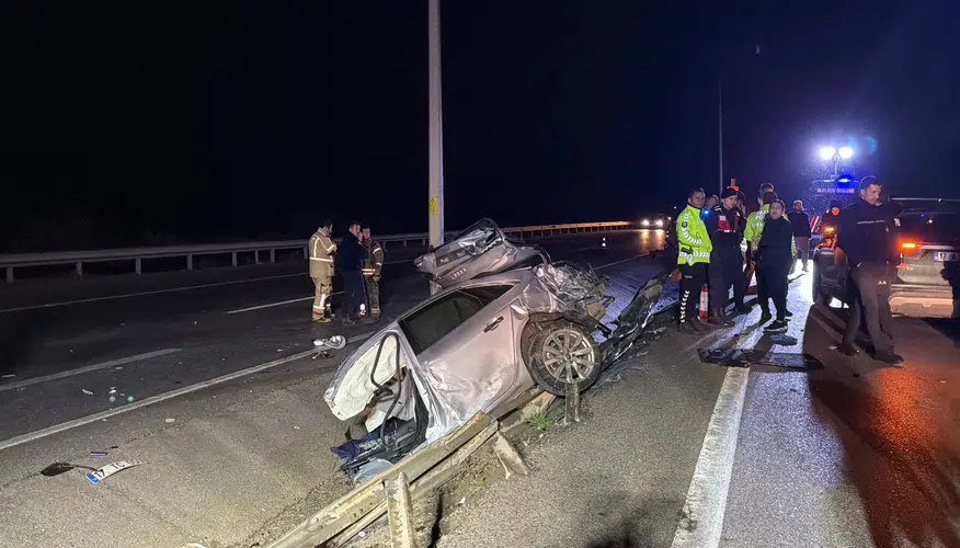 Çanakkale'de gece yarısı dehşeti: Otomobil ikiye bölündü, iki genç yaşamını yitirdi
