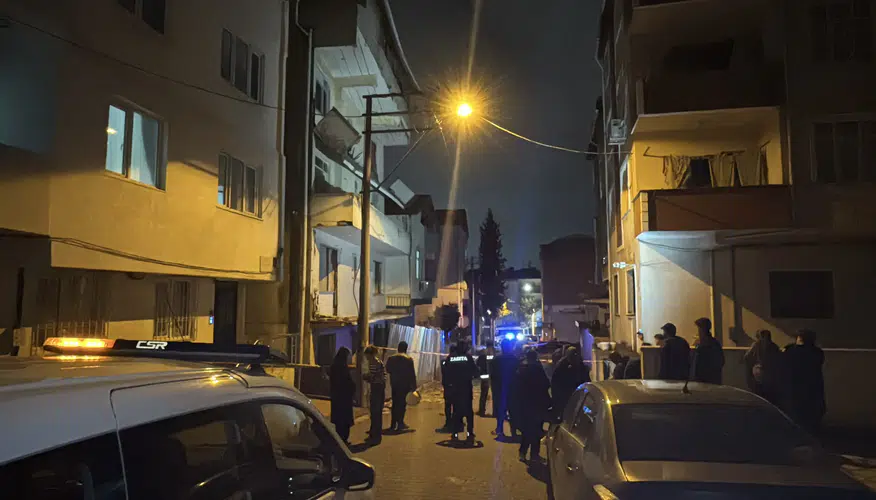 Darıca'da metruk binada korkutan çökme: Sokak trafiğe kapatıldı