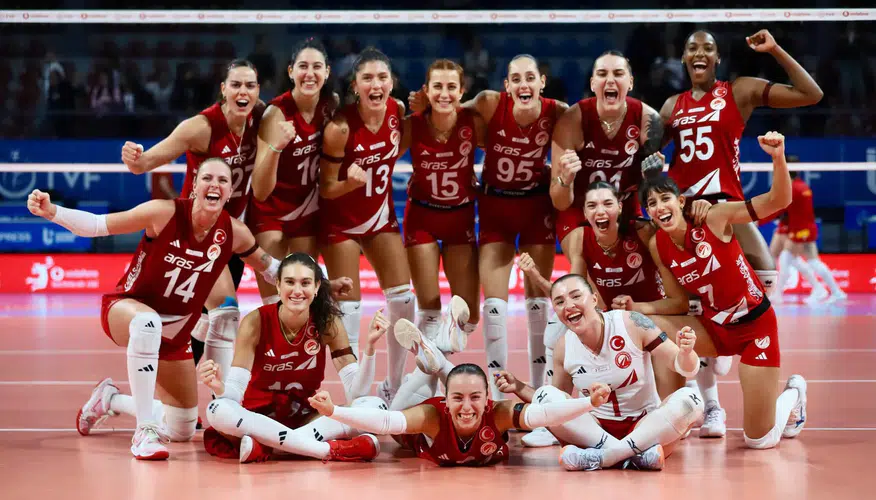 İzmir'de voleybol şöleni: Aras Kargo geri dönüşüyle devirdi