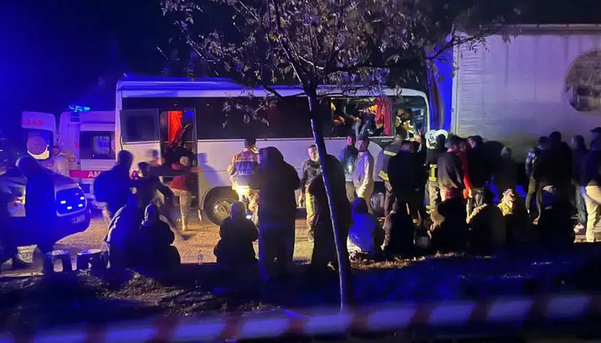 Isparta'da tarım işçilerini taşıyan araç kaza yaptı: 17 yaralı