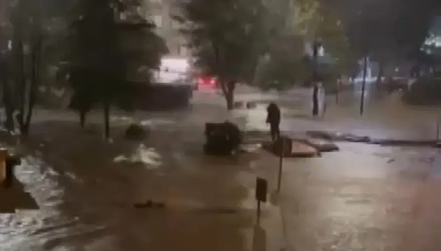 İstanbul'da sağanak felaketi: Sel sularına kapılan vatandaşın zor anları kamerada