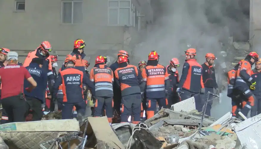 Maltepe'de korkunç çöküş: Enkaz altından bir kişi daha sağ çıkarıldı