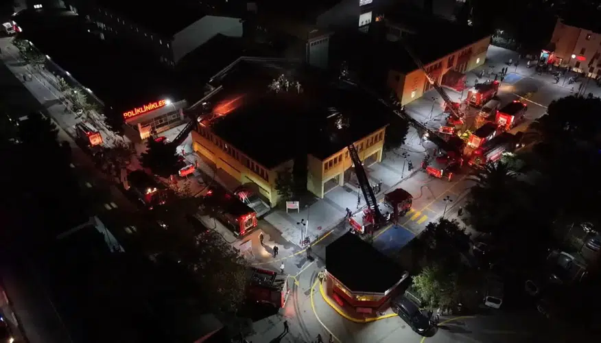 Kartal'da korkutan hastane yangını: Çatı alevlere teslim oldu