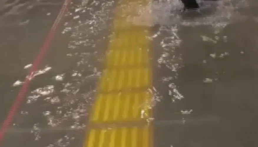 İstanbul'da şiddetli yağış ulaşımı felç etti: Metro istasyonları ve AVM otoparkları sular altında