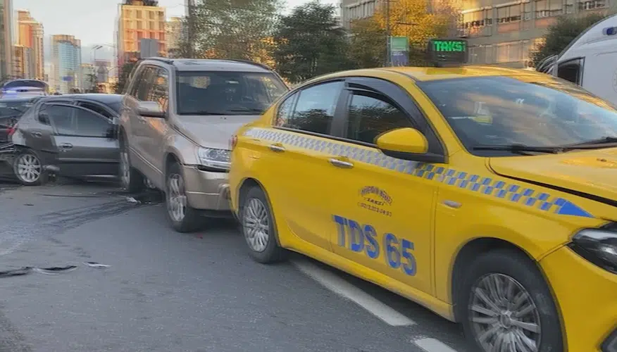 Barbaros Bulvarı'nda trafik kâbusu: Beş araç birbirine girdi