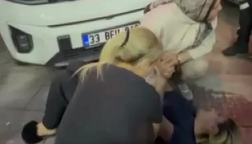 Adana'da dehşet anları: Eşini sokak ortasında bıçakladı