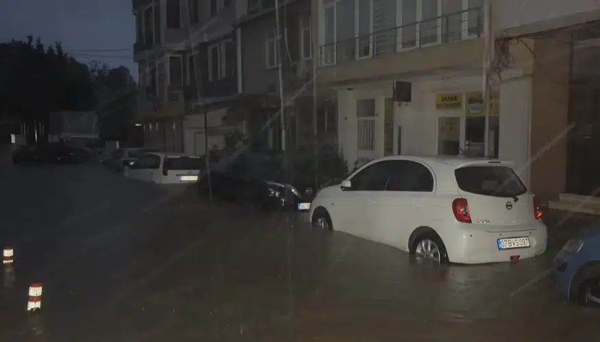 Beykoz'da kabus dolu anlar: Sağanak yağış araçları yuttu, evleri sular altında bıraktı