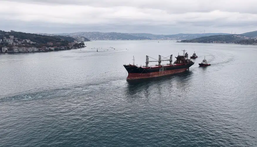 Boğaz'da kritik geçiş: İHA saldırısına uğrayan gemi İstanbul'a ulaştı