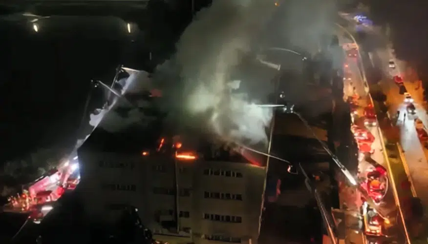 Tuzla'daki sanayi bölgesinde korkutan yangın: Ayakkabı fabrikası alevlere teslim oldu