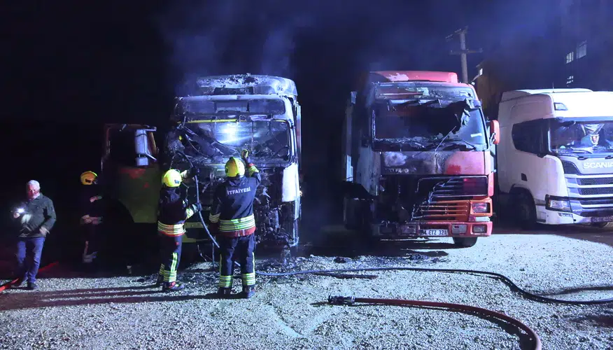 Bolu'da gece yarısı dehşeti: Park halindeki TIR'lar küle döndü
