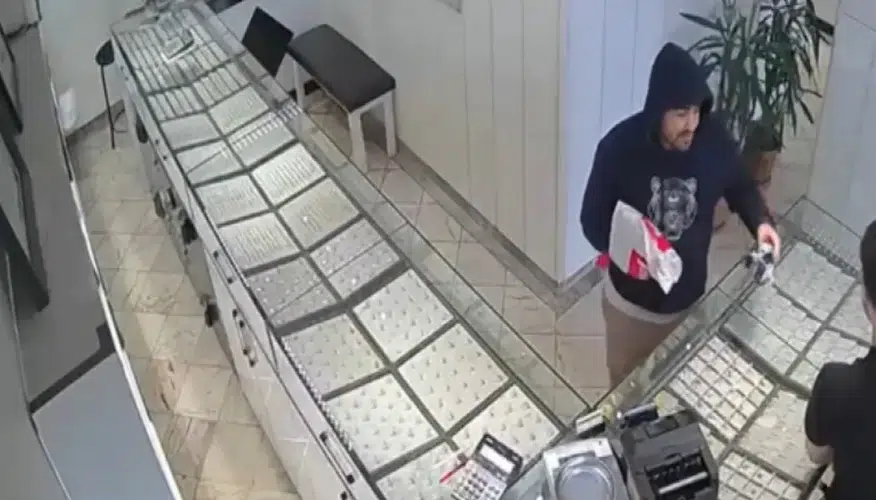 Şemsiyeyi silah sanıp kuyumcuyu bastı: Çaldığı altınlar sahte çıktı