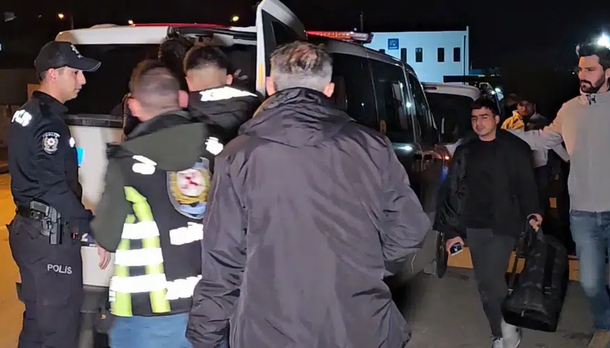 Çalıntı araç ihbarı göçmen kaçakçılığını ortaya çıkardı