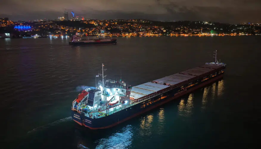 İstanbul Boğazı'nda deniz ulaşımı durdu: Kargo gemisi arıza yaptı