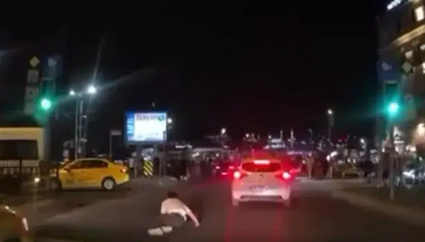 Eminönü'nde korkutan kaza: Çarptığı yayayı bırakıp olay yerinden uzaklaştı