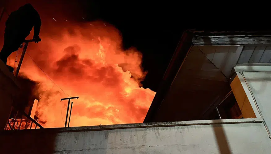 Manisa'da acı olay: Alevlere teslim olan evini izlerken kalbi durdu