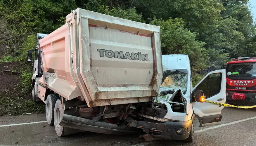 Ordu'da feci kaza: Öğrencileri taşıyan minibüs kamyonla çarpıştı