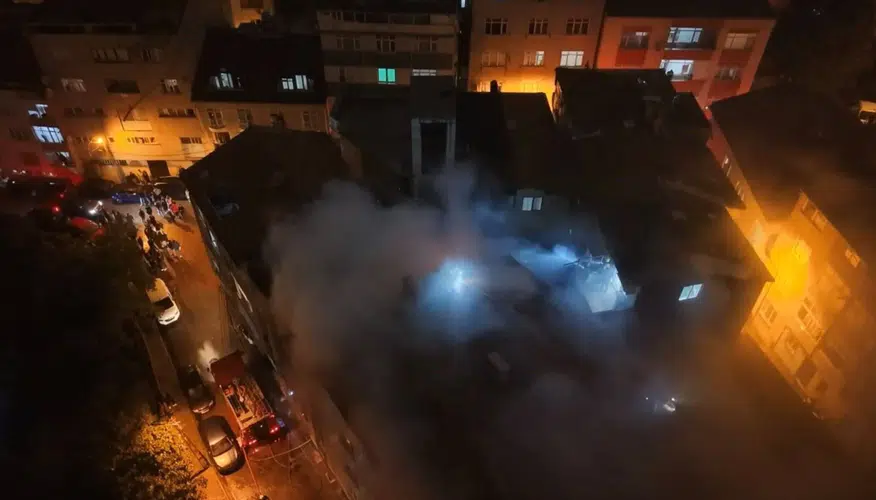 Kağıthane'de gece yarısı korkutan yangın: Çatı alevlere teslim oldu
