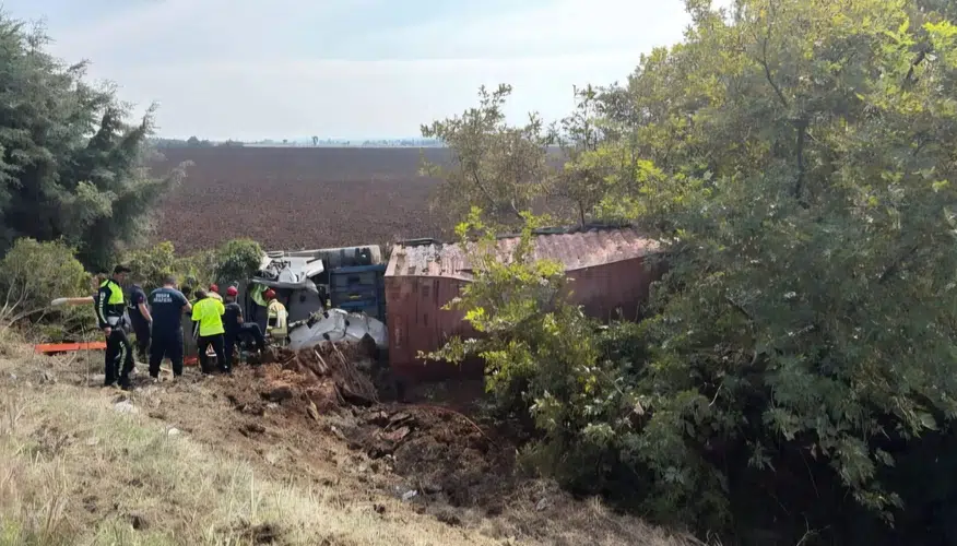 Bursa'da korkutan kaza: Direksiyon hakimiyetini kaybeden TIR tarlaya devrildi