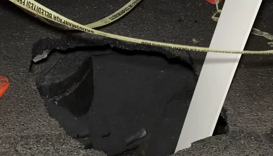 İstanbul'da sağanak yağışın ardından yol çöktü: Bölge trafiğe kapatıldı