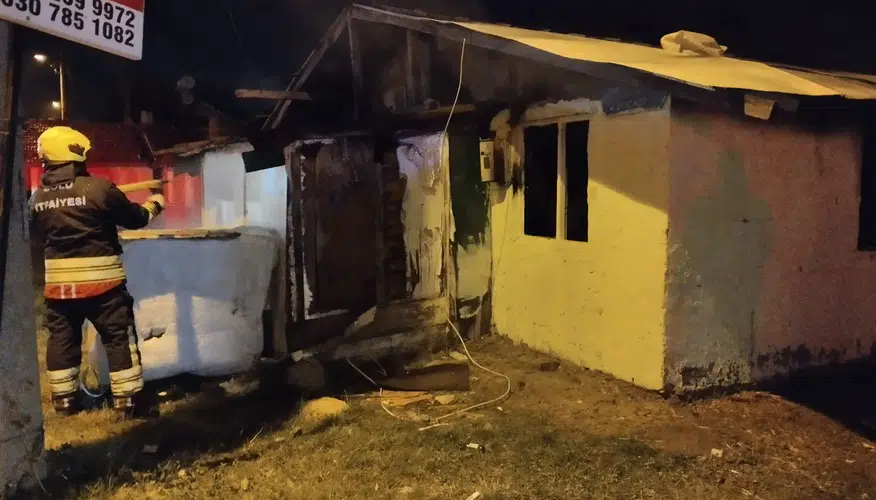 Bolu'da gece yarısı korkutan yangın: Ahşap ev alevlere teslim oldu