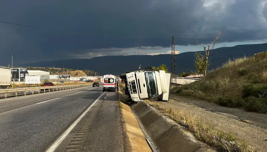 Kastamonu'da dehşet anları: Kamyonun devrildiği kaza güvenlik kamerasında