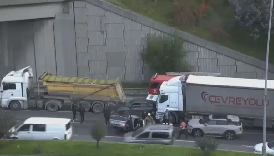 Bağcılar'da trafik felç: Hafriyat kamyonu ve TIR birbirine girdi