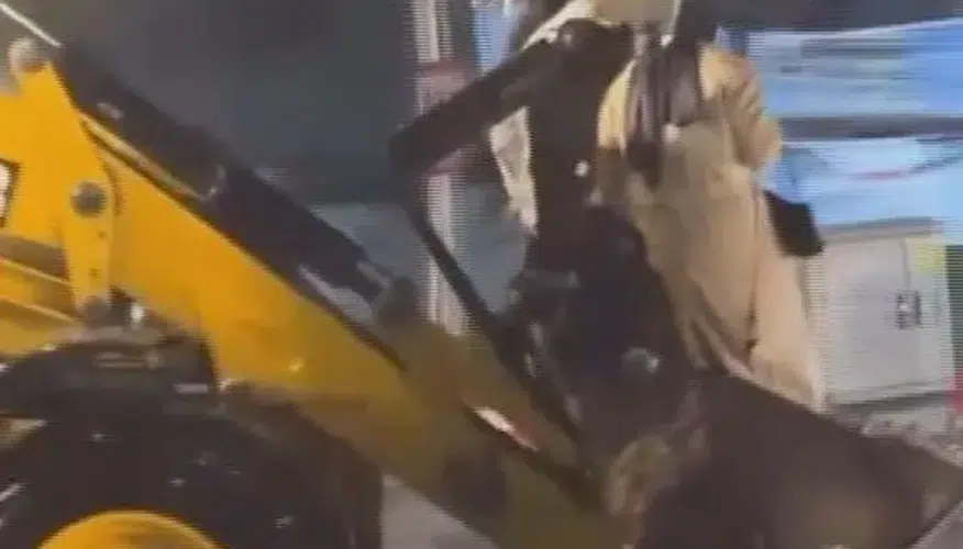 İstanbul'da sağanak felaketi: Merter'de mahsur kalanlar kepçeyle tahliye edildi