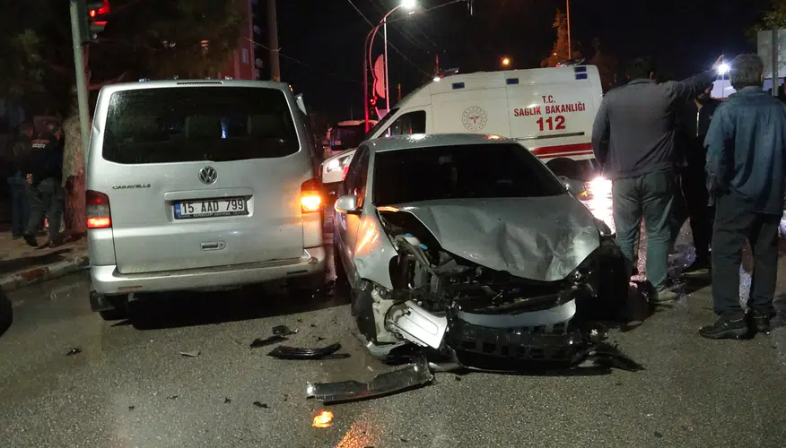 Burdur'da öğrenci servisi kazası: 12 çocuk hastaneye kaldırıldı