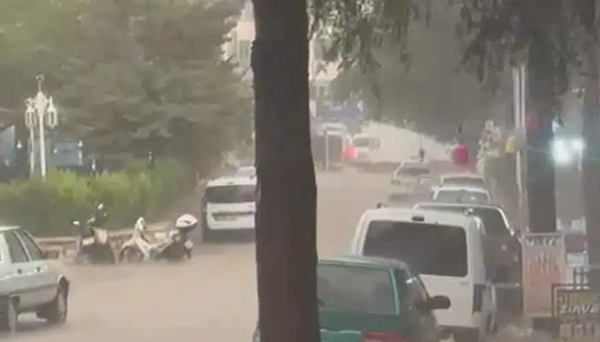 Elmalı'da ani yağış hayatı felç etti: Pazar yeri sular altında kaldı