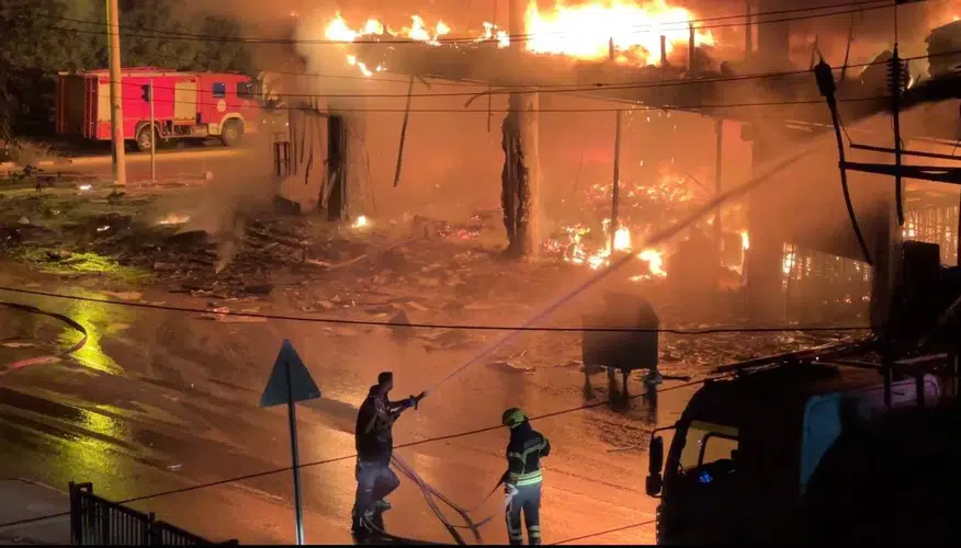 Mersin'de korkutan yangın: Üç katlı mağaza alevlere teslim oldu