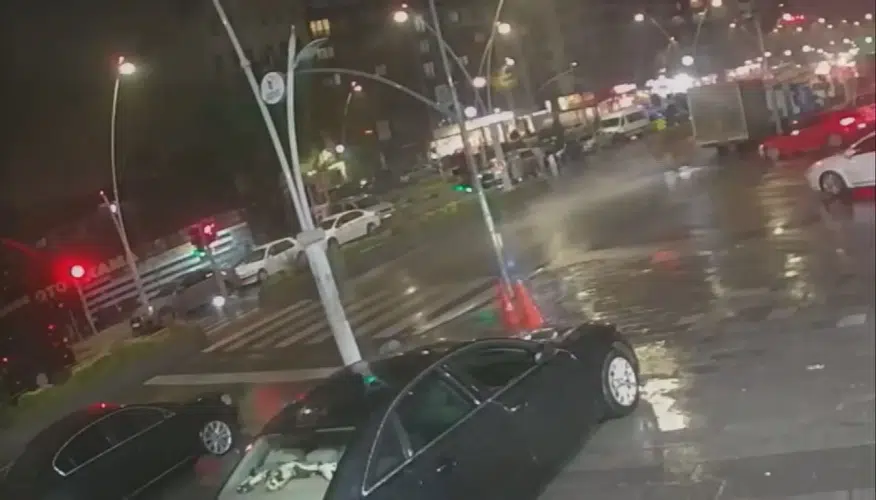 Esenler'de yağmur kazaya davetiye çıkardı: Motosikletli sürücü kamyona çarptı
