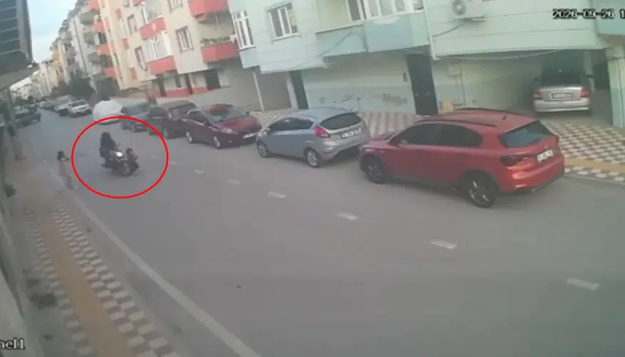 Bursa'da yürekleri ağza getiren kaza: Küçük çocuğa motosiklet çarptı
