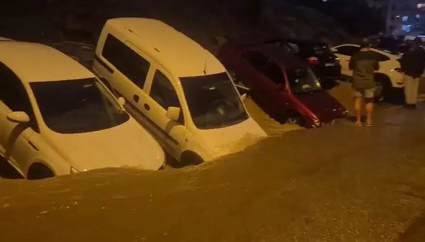 Başkentte sağanak kabusu: Yol çöktü, araçlar çukura gömüldü