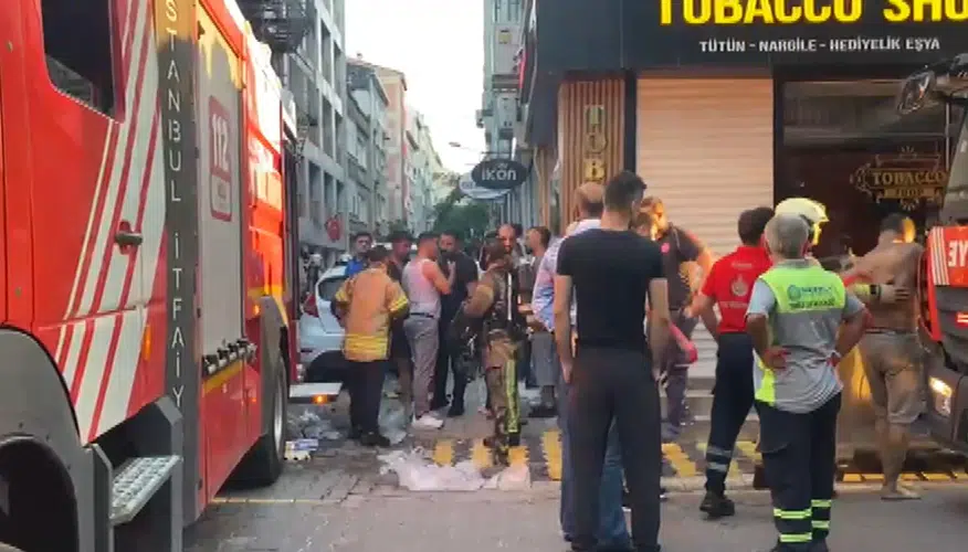 Bakırköy'de korkutan otel yangını: Tahliye operasyonu başlatıldı