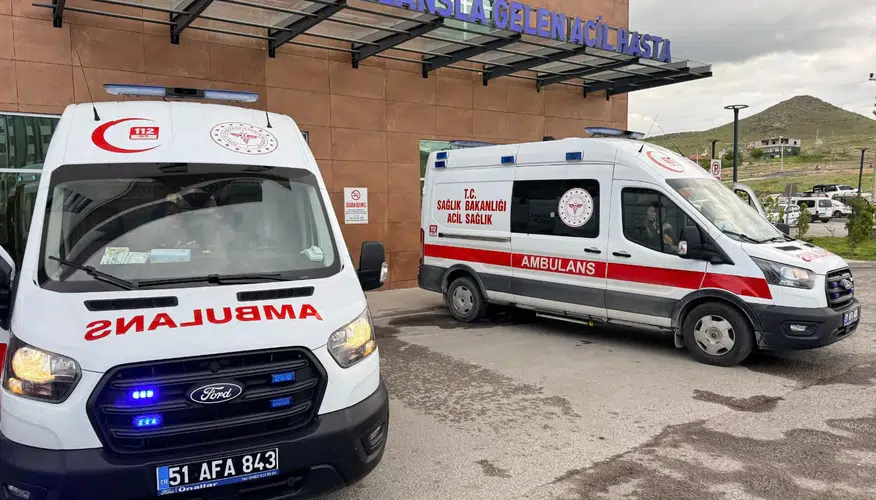 Niğde'de tarım işçilerini taşıyan minibüs kaza yaptı: 5 yaralı
