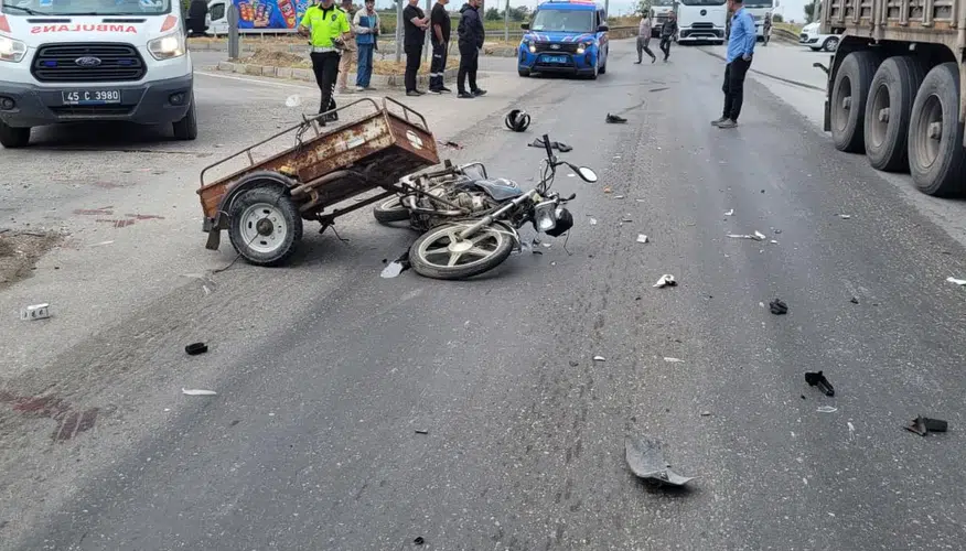 Manisa'da acı kaza: Sepetli motosiklet sürücüsü TIR'la çarpışarak can verdi